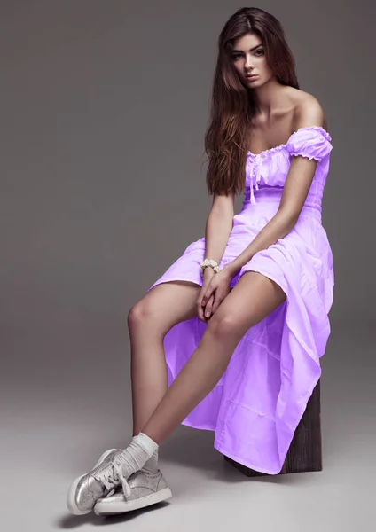 Hermosa Joven Chica Moda Vestido Violeta Púrpura Sobre Fondo Gris —  Fotos de Stock