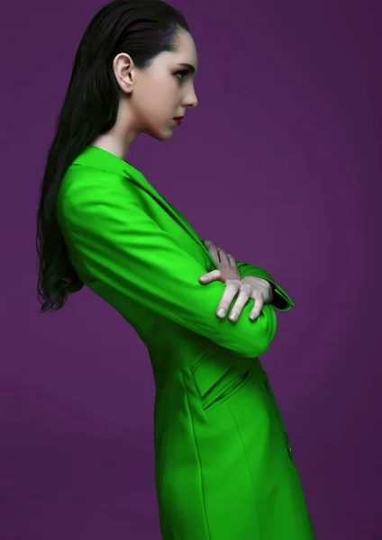 Μόδα Μοντέλο Βρεγμένα Μαλλιά Που Φοράει Πράσινο Μακρύ Παλτό Μοβ — Φωτογραφία Αρχείου