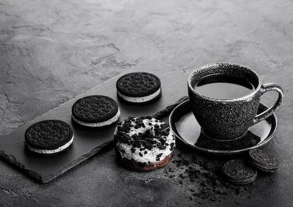 Черная Чашка Кофе Блюдцем Пончиком Черным Бутербродом Печенье Фоне Черного — стоковое фото