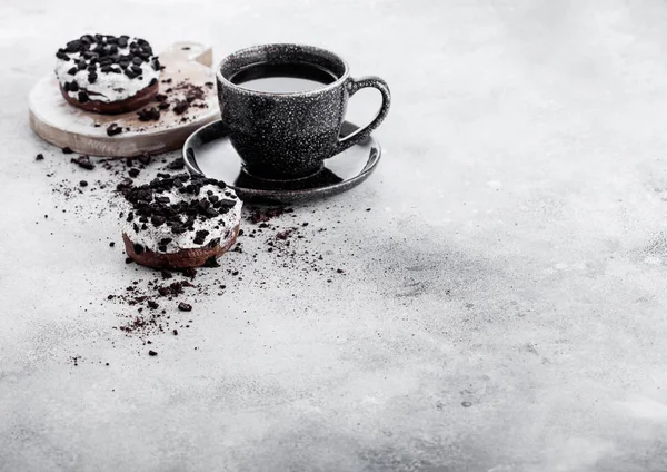 Fekete Kávé Csésze Csészealj Fánk Konyhai Asztal Háttér Fekete Cookie — Stock Fotó