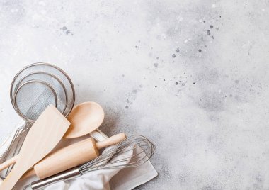  Mutfak eşyaları pişirme kutusu. Çırpma teli, kafes ve vintage ahşap kutusunda spatula. Üstten görünüm.