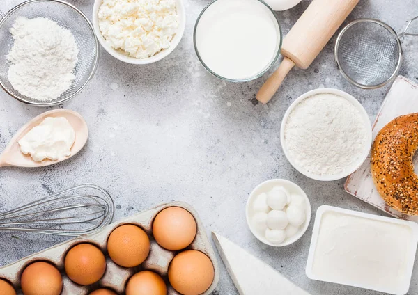 Färska Mejeriprodukter Vitt Bord Bakgrund Ett Glas Mjölk Skål Gräddfil — Stockfoto