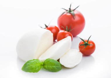 Domates ve fesleğen yaprak yansıması ile beyaz arka plan üzerinde taze Mozzarella peyniri