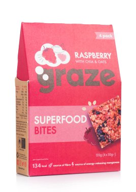 Londra, İngiltere - 05 Ekim 2018: Pack in otlatmak superfood ısırıkları beyaz arka plan üzerinde ahududu tadı ile.