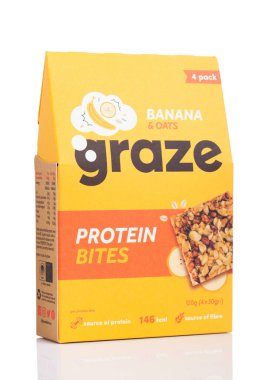 Londra, İngiltere - 05 Ekim 2018: Pack in otlatmak protein ısırıkları ile muz tadı beyaz arka plan üzerinde. 