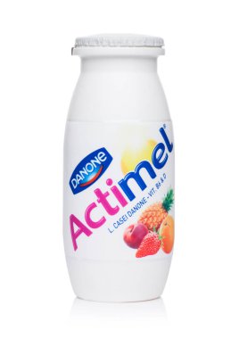 Londra, İngiltere - 05 Ekim 2018: Şişe Actimel probiyotik yoğurt türü içki tropikal meyve lezzet. Fransız Danone şirketi tarafından üretilen