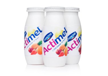 Londra, İngiltere - 05 Ekim 2018: Şişe Actimel probiyotik yoğurt türü içki tropikal meyve lezzet. Fransız Danone şirketi tarafından üretilen