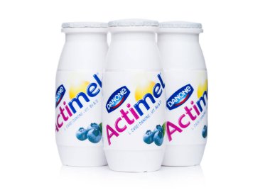 Londra, İngiltere - 05 Ekim 2018: Şişe Actimel probiyotik yoğurt türü içecek blueberry lezzet ile. Fransız Danone şirketi tarafından üretilen