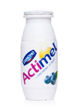 Londra, İngiltere - 05 Ekim 2018: Şişe Actimel probiyotik yoğurt türü içecek blueberry lezzet ile. Fransız Danone şirketi tarafından üretilen