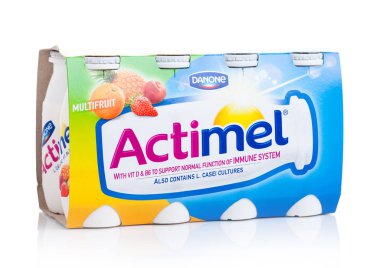 Londra, İngiltere - 05 Ekim 2018: Pack Actimel probiyotik yoğurt türü içki tropikal meyve lezzet. Fransız Danone şirketi tarafından üretilen