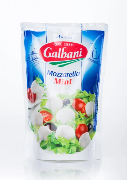 Лондон Великобритания Октября 2018 Пакет Calbani Mozzarella Mini Белом Фоне — стоковое фото