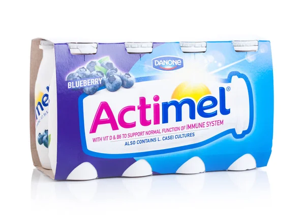 LONDRES, Reino Unido - OUTUBRO 05, 2018: Pacote de bebida tipo iogurte probiótico Actimel com sabor a mirtilo sobre branco. Produzido pela empresa francesa Danone — Fotografia de Stock