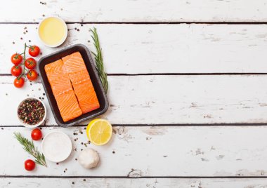 Taze somon dilimi yağ domates ve limon ahşap mutfak arka plan üzerinde Plastik Konteyner