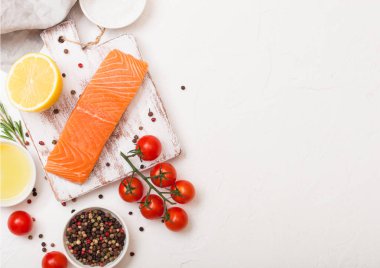 Taze somon dilimi yağ domates ve limon taş mutfak arka plan üzerinde Plastik Konteyner