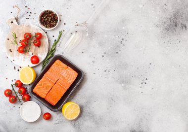 Taze somon dilimi yağ domates ve limon taş mutfak arka plan üzerinde Plastik Konteyner