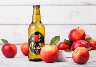 Londra, İngiltere - 13 Eylül 2018: Ahşap arka plan üzerinde taze elma şişe Kopparberg tatlı elma elma şarabı.