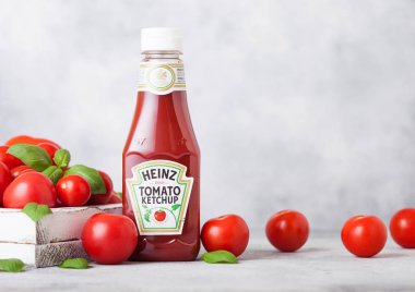 Londra, İngiltere - 13 Eylül 2018: Heinz ketçap taze çiğ domates kutusunda tahta arka plan ile.