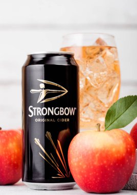 Londra, İngiltere - 13 Eylül 2018: Alüminyum kutu orijinal Strongbow Cider ahşap arka plan üzerinde taze elma ile.