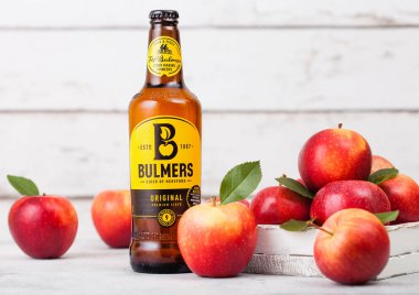 Londra, İngiltere - 13 Eylül 2018: Şişe, Bulmers orijinal elma suyu ile ahşap arka plan üzerinde taze elma.