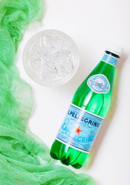 Londra, İngiltere - 10 Ekim 2018: San Pellegrino şişe maden suyu beyaz cam ve grren bezle. San Pellegrino üretilen ve Nestle tarafından şişelenmiş. 