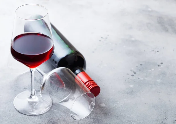 Elegante Glazen Een Fles Rode Wijn Keuken Tabelachtergrond — Stockfoto