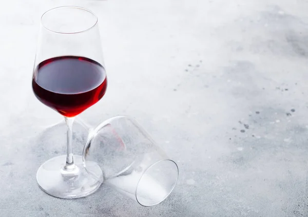 Elégants Verres Vin Rouge Sur Fond Table Cuisine — Photo