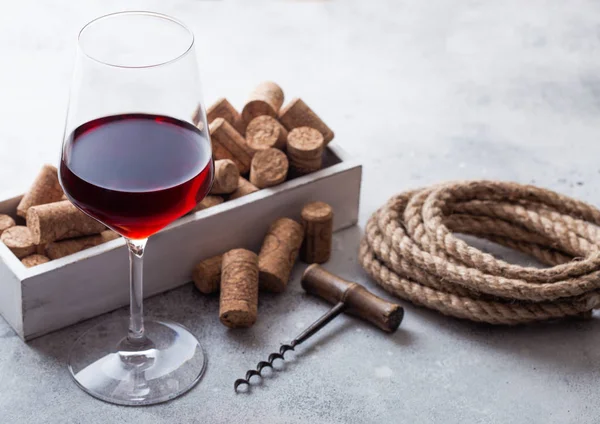 Elegantes Glas Rotwein Mit Korken Und Öffner Auf Küchentischhintergrund — Stockfoto