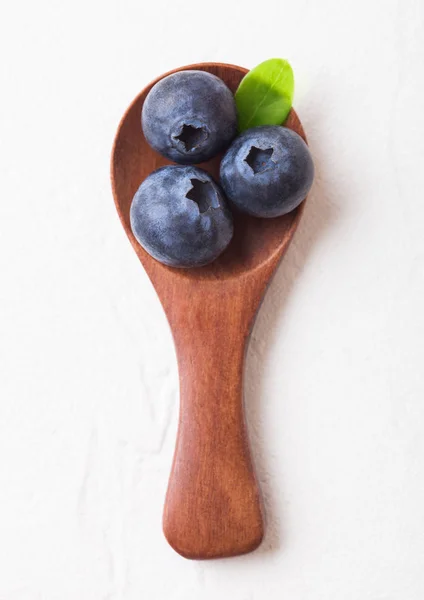 Fresh Raw Organic Blueberries Leaf Mini Wooden Spoon White Kitchen — Stock Photo, Image
