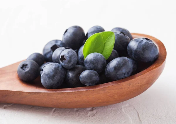 Fräsch Raw Ekologiska Blåbär Med Blad Träsked Vitt Kök Bakgrund — Stockfoto