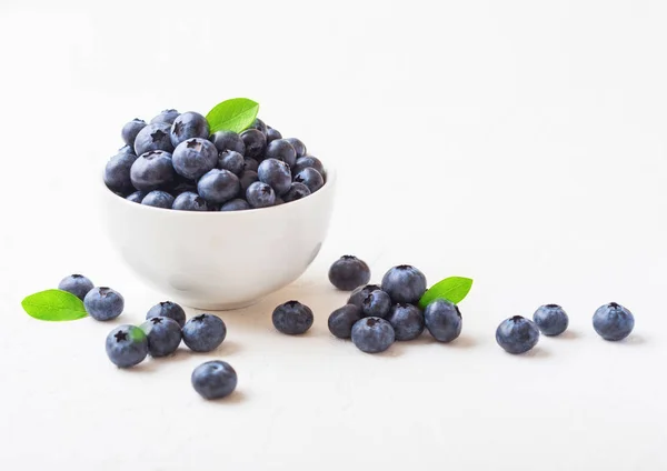 Fräsch Raw Ekologiska Blåbär Med Blad Vit Kina Skål Vit — Stockfoto