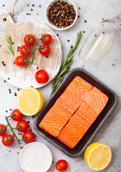 Recipiente Plástico Com Fatia Salmão Fresco Com Tomate Óleo Limão — Fotografia de Stock