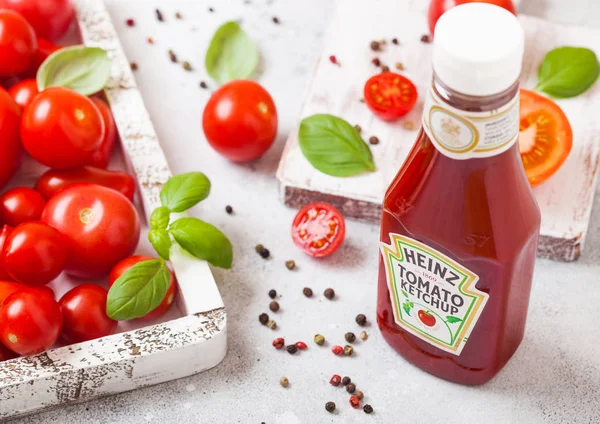 London September 2018 Heinz Ketchup Mit Frischen Rohen Tomaten Box — Stockfoto