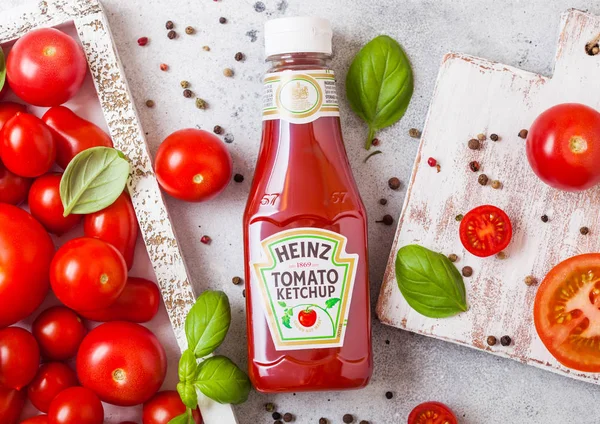 London Storbritannien September 2018 Heinz Ketchup Med Färska Råa Tomater — Stockfoto