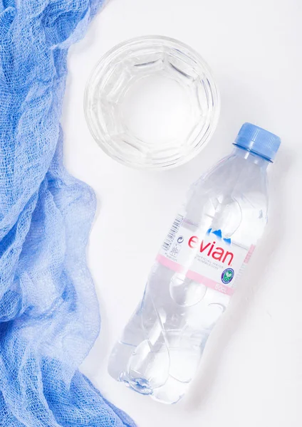 Londýn Října 2018 Láhev Evian Sladkovodních Skla Modrou Látkou Bílém — Stock fotografie