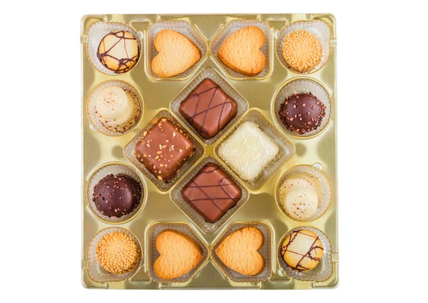 在白色背景查出的原始金盘中的豪华比利时巧克力和饼干饼干选择 — 图库照片
