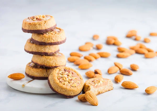 Hausgemachte Kekskekse Mit Mandelnüssen Und Erdnussbutter Auf Marmoruntersetzern Auf Küchentischhintergrund — Stockfoto