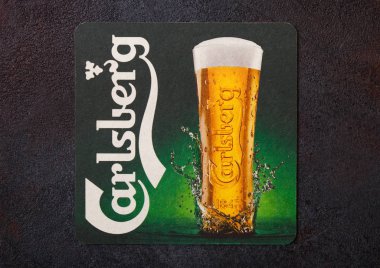 Londra, İngiltere - 22 Ağustos 2018: Carlsberg lager kağıt bira beermat altlığı siyah arka plan.