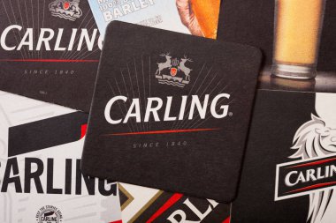 Londra, İngiltere - 22 Ağustos 2018: Carling lager kağıt bira beermat bardak siyah arka plan üzerine.