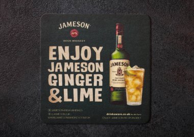 Londra, İngiltere - 22 Ağustos 2018: Jameson Irish Whiskey kağıt mat altlığı siyah arka plan.
