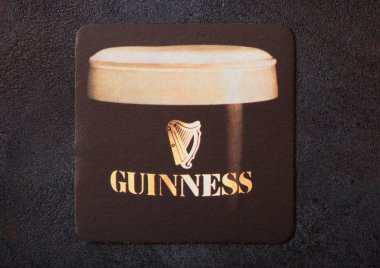 Londra, İngiltere - 22 Ağustos 2018: siyah arka plan üzerine izole Guinness kağıt bira beermat coaster.