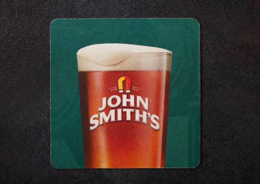 Londra, İngiltere - 22 Ağustos 2018: siyah arka plan üzerine izole John Smith'in kağıt bira beermat coaster.