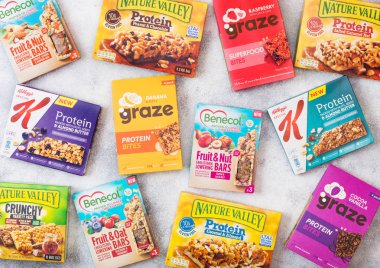 Londra, İngiltere - 18 Ekim 2018: Farklı markalar tahıl granola barlar açık renkli tarihinde kutu. Otlatmak, doğa Vadisi, benecol, kellog's. Seçim kutusunu