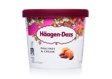 Londra, İngiltere - 20 Ekim 2018: Mini fincan Haagen-Dazs pralin ve beyaz kremalı dondurma.