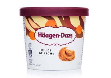 Londra, İngiltere - 20 Ekim 2018: Mini Haagen-Dazs macadamia dulce de leche dondurma beyaz fincan.