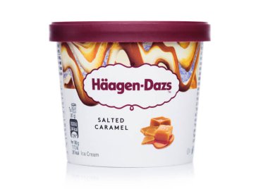 Londra, İngiltere - 20 Ekim 2018: Beyaz Karamelli dondurma Haagen-Dazs Mini bardak tuzlu.