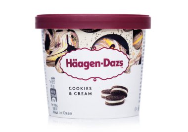 Londra, İngiltere - 20 Ekim 2018: Mini fincan Haagen-Dazs çerezler ve beyaz kremalı dondurma.