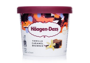 Londra, İngiltere - 20 Ekim 2018: Mini Haagen-Dazs vanilya, karamel ve brownie dondurma beyaz fincan.