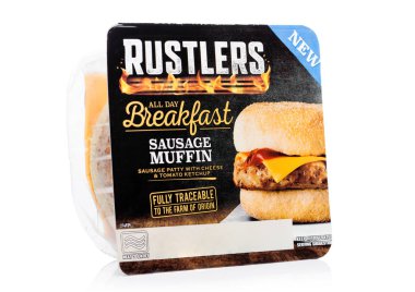Londra, İngiltere - 20 Ekim 2018: Hırsızlar bütün gün breakfst sosis muffin burger beyaz arka plan üzerinde.
