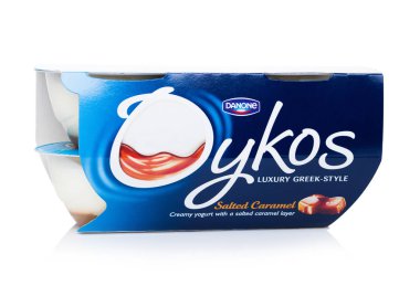 Londra, İngiltere - 20 Ekim 2018: Pack Oykos lüks Yunan Biberi kremsi yoğurtlu beyaz karamel katmanda. Tuzlu karamel. Ürün Danone tarafından.
