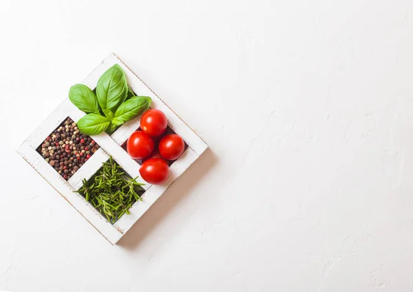 Tomates Cereja Orgânicos Com Manjericão Pimenta Alecrim Caixa Madeira Branca — Fotografia de Stock